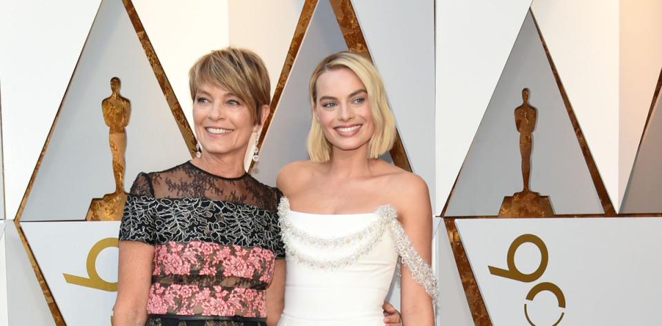 Margot Robbie and her mother Sarie Kessler (L) (AFP via Getty Images)