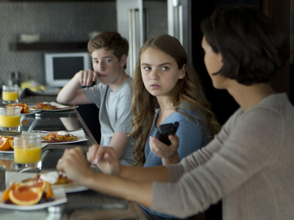 Jackson Pace as Chris Brody, Morgan Saylor as Dana Brody and Morena Baccarin as Jessica Brody in the "Homeland" Season 2 episode, "Two Hats."