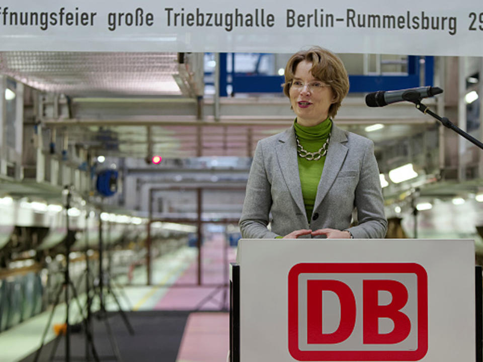 Ihre Karriere begann Birgit Bohle bei McKinsey. Dann wechselte sie zur Deutschen Bahn und arbeitete sich dort zur Vorstandsvorsitzenden des DB Fernverkehrs hoch. Zu ihren Aufgaben gehört die Bekämpfung von Unpünktlichkeit und dem wirtschaftlichen Abwärtstrend im Fernverkehr. (Bild-Copyright: ullstein bild/Kontributor/Getty Images)