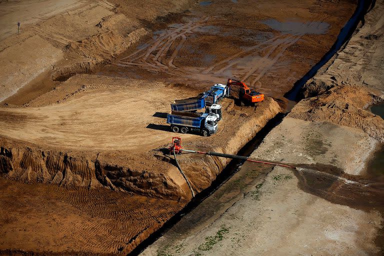 Tareas de dragado del Río Salado en la localidad de Roque Pérez