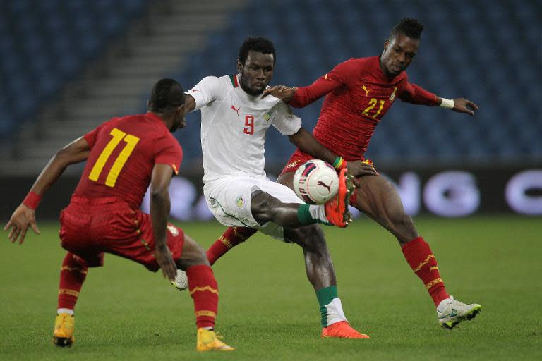 Senegal's Mame Birame Diouf (C) vies for the ball with Ghana's Wakaso Mubarak (L) and Ghana's John Boye during the International Friendly football match between Senegal and Ghana on March 28, 2015, in Le Havre, northwestern France