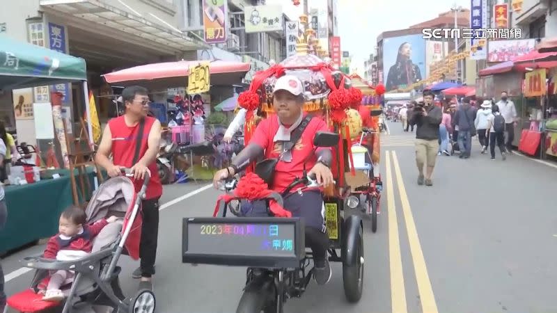 有信徒砸重金打造復刻版鑾轎自行車，準備好追隨大甲媽的腳步。