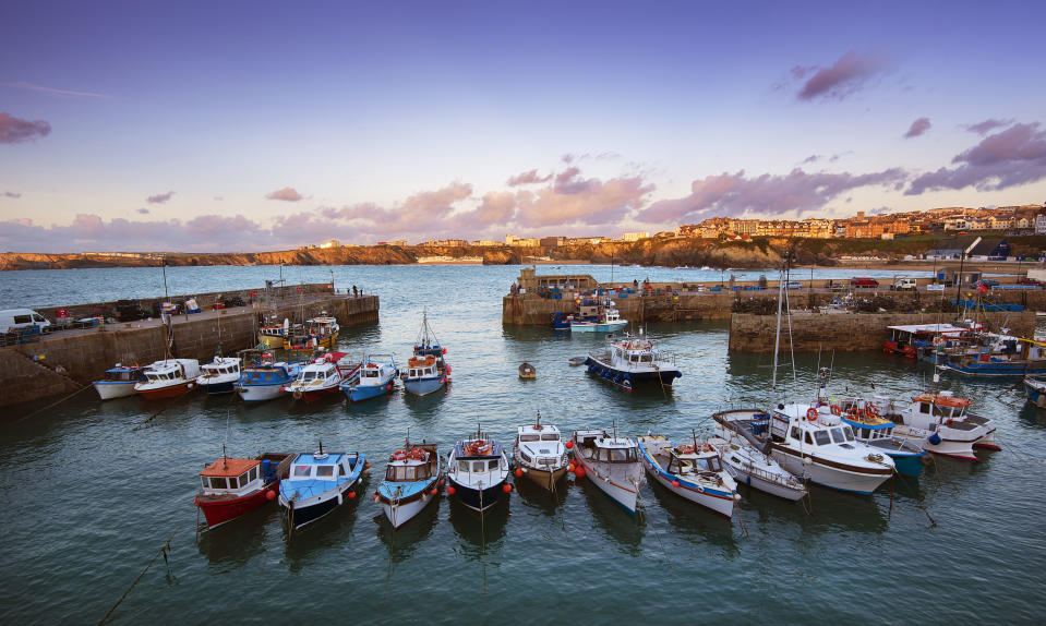 <p>Sie wollen sich lieber verwöhnen lassen, statt zu feiern? Dann sollten Sie sich auf den Weg nach Newquay an Cornwalls Nordküste in England machen, wo das Headland Hotel der perfekte Ort ist, um abzuschalten. Spabreaks.com hat ein Angebot für zwei Nächte mit Frühstück über Silvester ab 202 Euro pro Person, inklusive einem Drei-Gang-Menü im ausgezeichneten Samphire-Restaurant und einer 30-minütigen Behandlung Ihrer Wahl, plus Nachmittags-Tee mit Glühwein und der kostenlosen Nutzung des gesamten Wellnessbereichs. [Bild: Getty] </p>