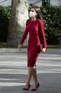 <p>Elegante y sofisticada lució su majestad con este vestido rojo de manga larga.</p>