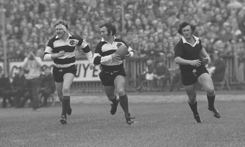 Dawes, centre, makes the break with teammate Derek Quinnell, left, that led to a famous Gareth Edwards try for the Barbarians against New Zealand in 1973 at Cardiff Arms Park.