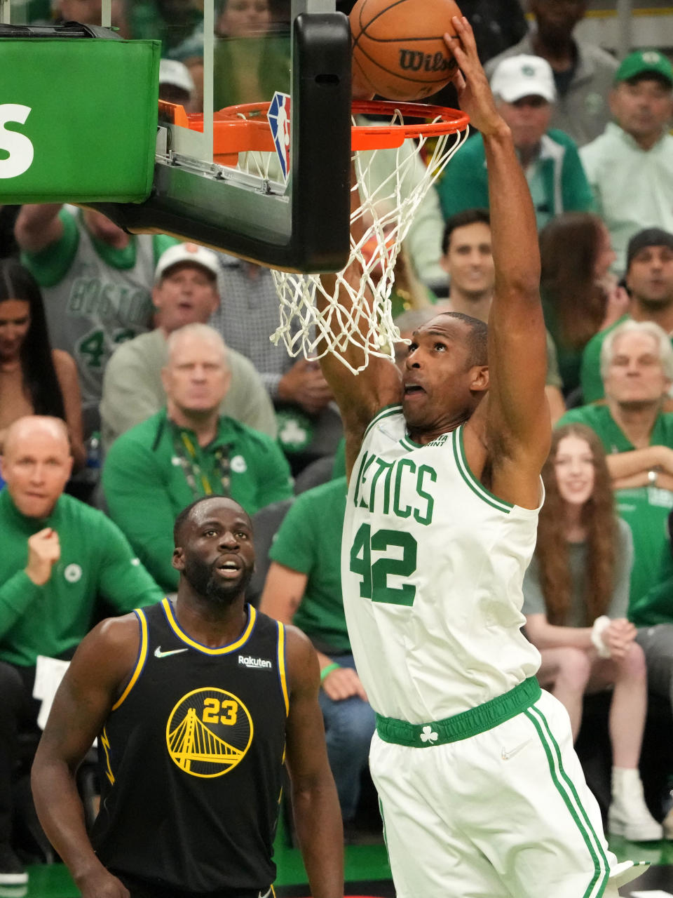 El centro de los Boston Celtics, Al Horford (42), clava y anota contra los Golden State Warriors en el primer cuarto durante el tercer juego de las Finales de la NBA de 2022. (Foto: Kyle Terada-USA TODAY Sports)
