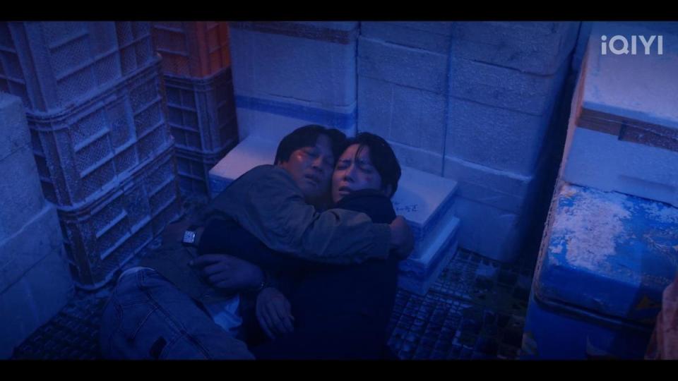 車太鉉和鄭容和被關在冷凍庫只能上演愛的抱抱。（愛奇藝國際站提供）