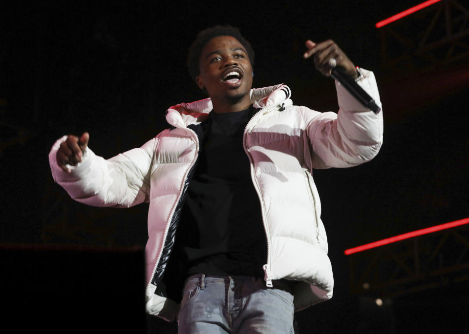 Roddy Ricch canta en la 7ma Experiencia BET en Los Angeles el 21 de junio de 2019. Ricch, Taylor Swift y Dua Lipa recibieron seis nominaciones al Grammy cada uno el martes 24 de noviembre de 2020. (Foto por Mark Von Holden/Invision/AP, Archivo)