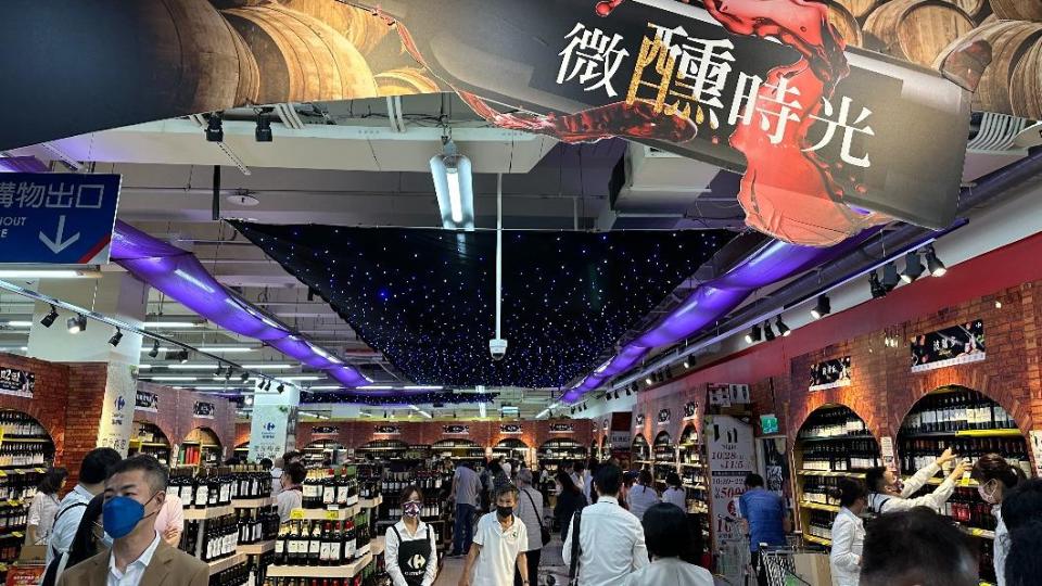 家樂福指出，Wine Fair活動每日單店人潮可破2500人。（圖／許稚佳攝）