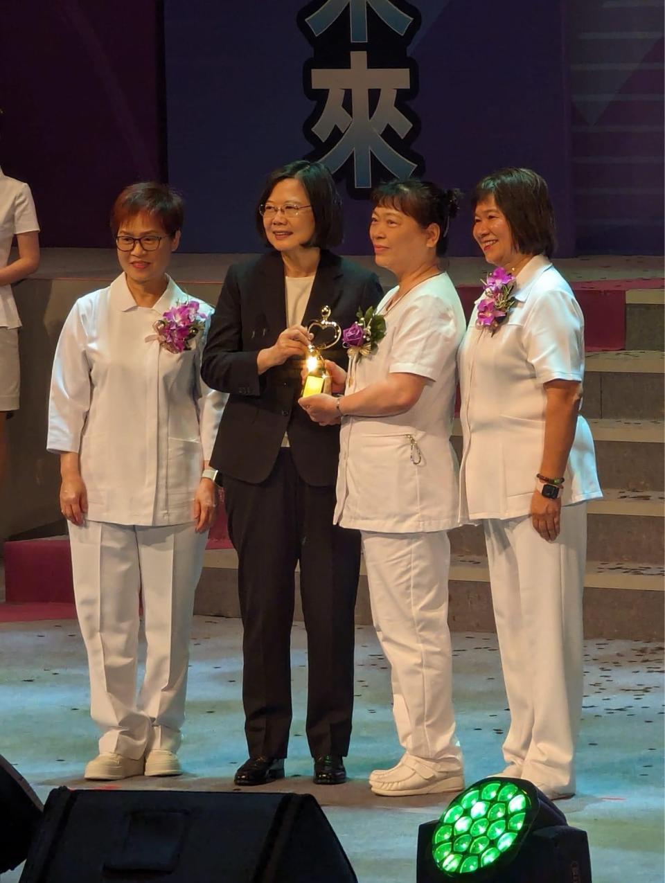 專科護理師柳素真(右2)此次個人榮獲總統頒發今年台灣傑出護理人員服務奉獻獎，實至名歸。圖：林口長庚提供