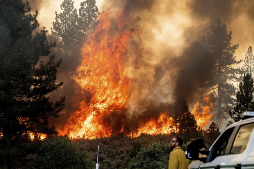 Al menos ocho desaparecidos en California por enorme incendio