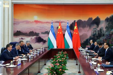 Chinese Premier Li Keqiang and Uzbek President Shavkat Mirziyoyev attend talks at the Great Hall of the People in Beijing, China, May 13, 2017. REUTERS/Thomas Peter