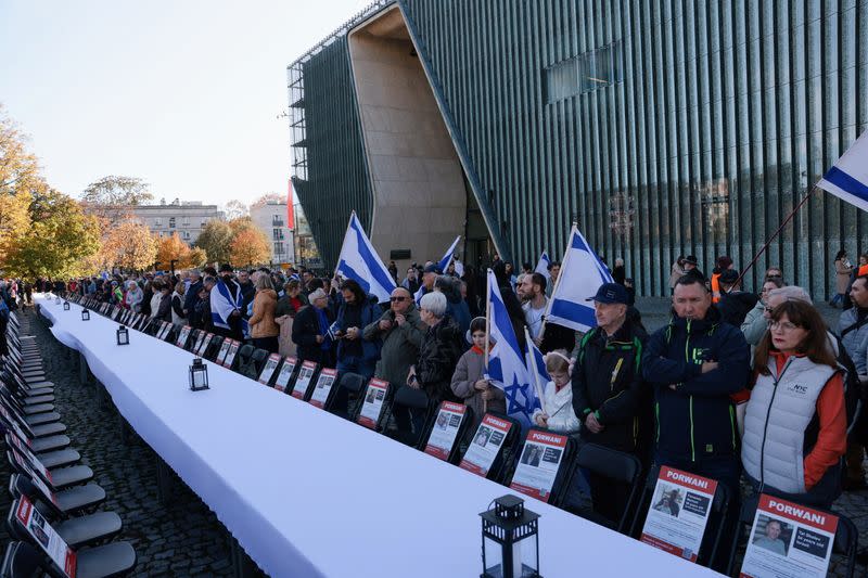 Varias personas participan en una concentración en solidaridad con víctimas del ataque de Hamás contra Israel, en plena confrontación entre Israel y el grupo islamista palestino Hamás, junto al Museo de Historia de los Judíos Polacos y el Monumento a los Héroes del Gueto en Varsovia