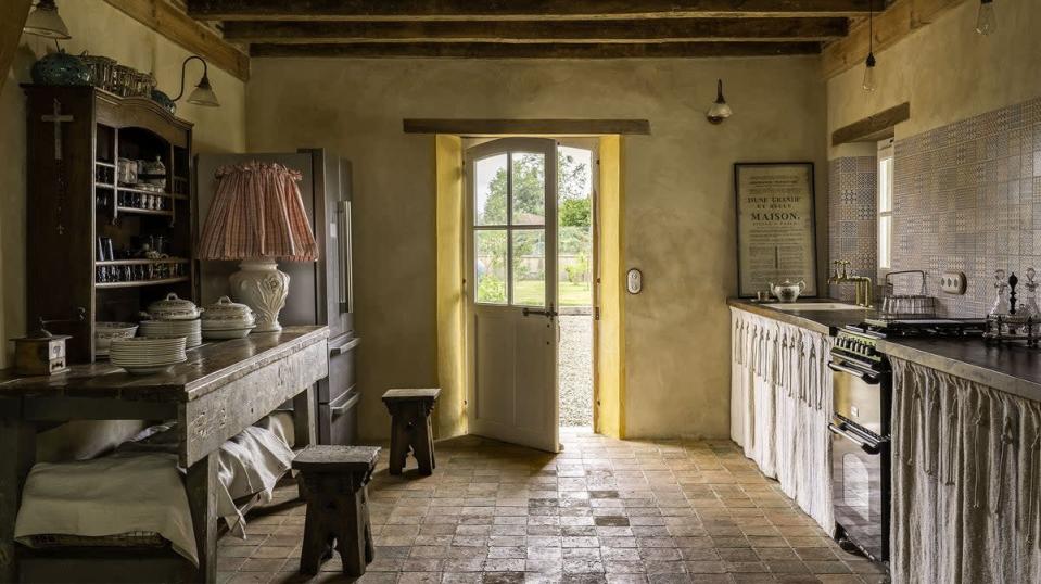 La cuisine rustique de la Maison Noe, avec ses carreaux de terre cuite du XVIIIe siècle restaurés (Benji Lewis)