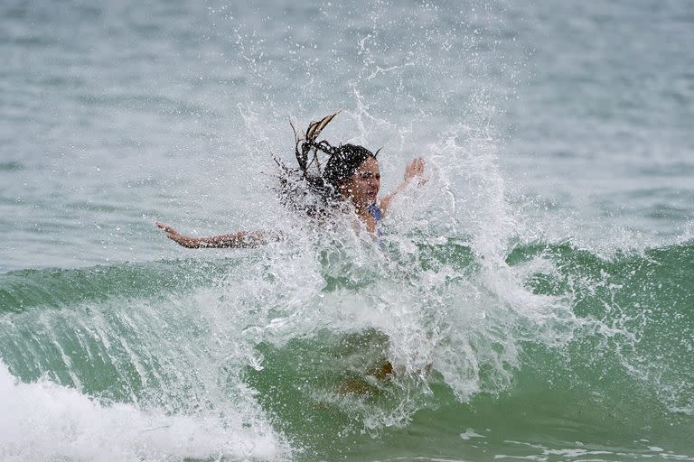 Una niña juega en las olas asociadas con el huracán Idalia en Clearwater Beach el martes 29 de agosto de 2023 en Clearwater, Florida