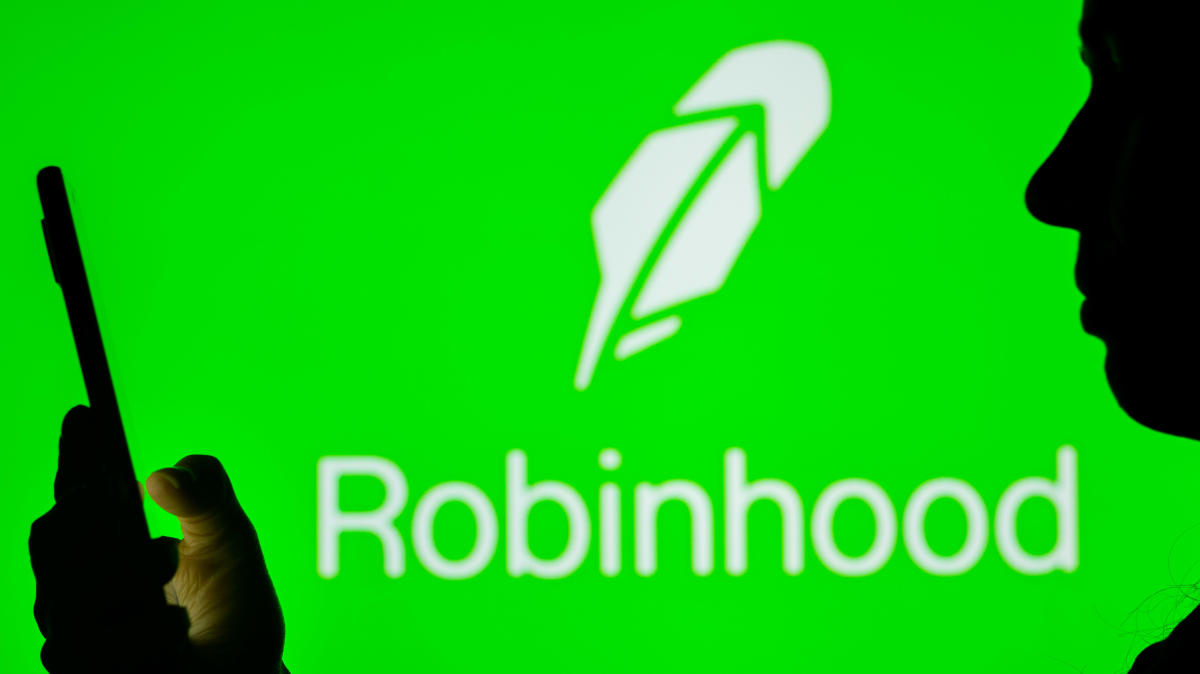 Robinhood continues layoffs as revenue slumps