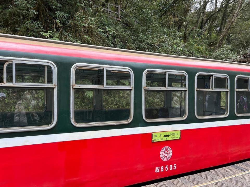 阿里山林業鐵路載運鋼軌一列工程列車，在8日下午開進奮起湖車站時，第2、3節突出軌。（林鐵示意圖）   圖：林岑韋／攝