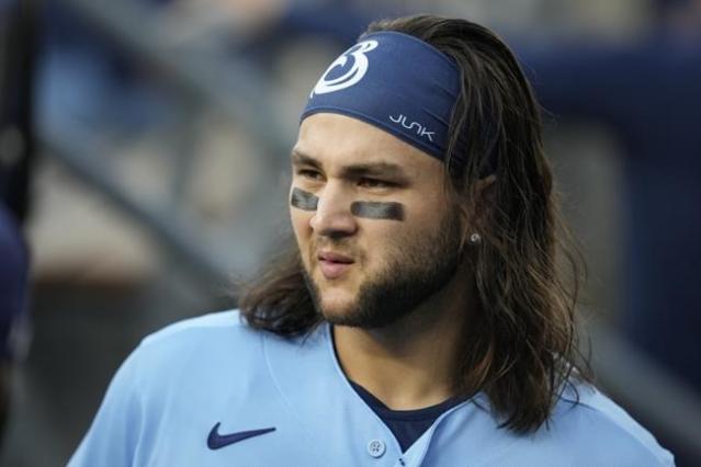 Blue Jays shortstop Bo Bichette just day-to-day after hurting right knee 