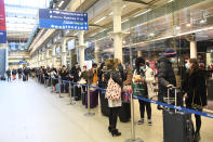 Muchas personas esperan en St Pancras para subir a un tren que les lleva a París. (Photo by Stefan Rousseau/PA Images via Getty Images)