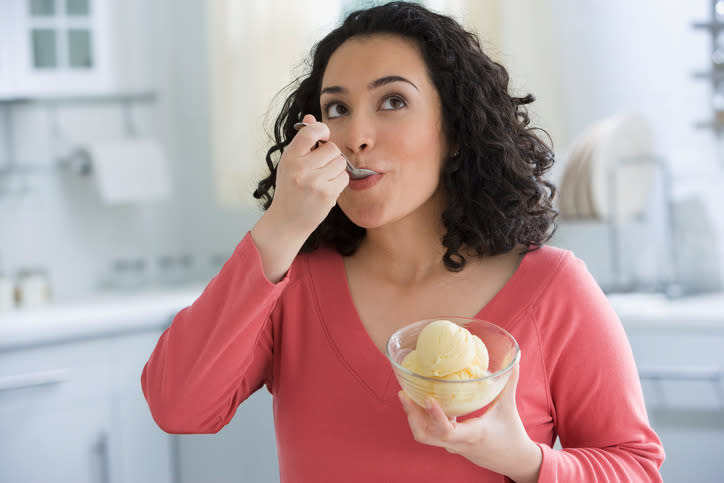 Cerebro helado. ¿Comiste demasiado rápido ese cono helado? Probablemente, tengas una sensación muy molesta en tu cabeza, como si tu cerebro se hubiera “congelado”. Para aliviarte, coloca tu lengua en tu paladar, aconseja el médico Dwayne Godwin al diario Daily Mail. - Foto: Jose Luis Pelaez Inc/Getty Images