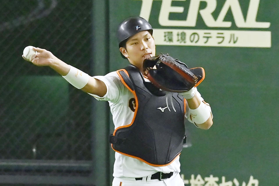 El receptor Takumi Ohshiro de los Yomiuri Giants en un juego del béisbol de Japón contra los Seibu Lions en Tokio, el martes 2 de junio de 2020. (Ren Onuma/Kyodo News vía AP)