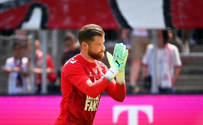 Cologne goalkeeper Timo Horn applauds the fans before the German Bundesliga soccer match between FC Cologne and Bayern Munich at RheinEnergieStadion. Goalkeeper Timo Horn has signed for Austria's Red Bull Salzburg until the end of the season, after being without a club since leaving German boyhood side Cologne in summer. Federico Gambarini/dpa