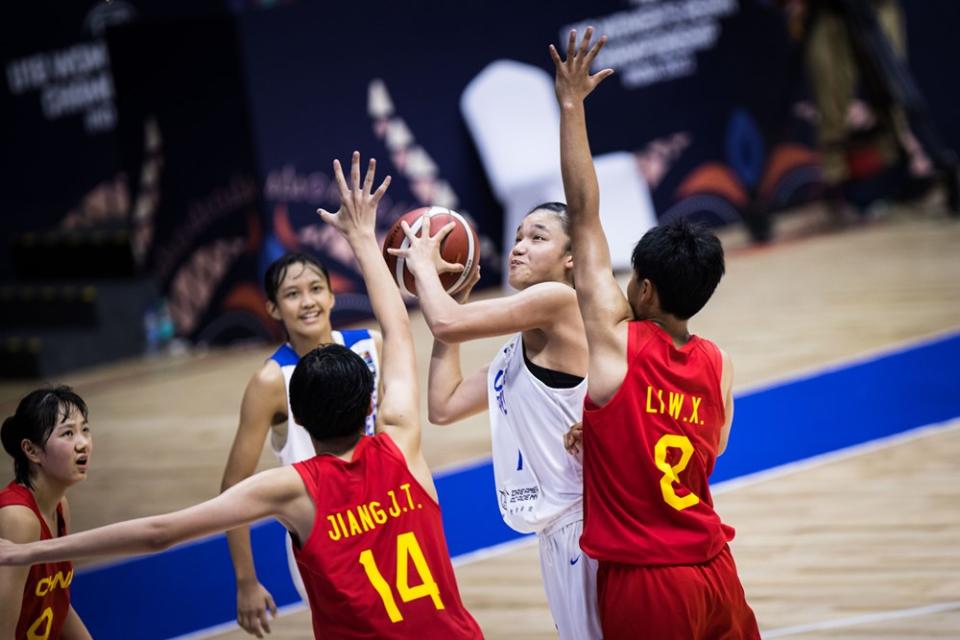 籃下突破的中華隊蕭豫玟13分14籃板連兩場雙十 。官方提供