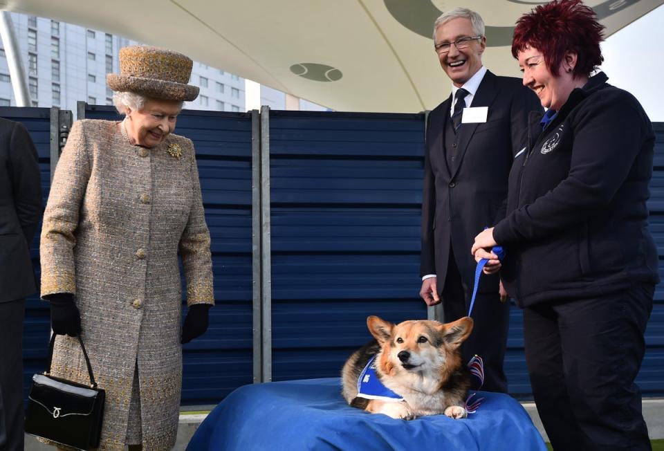 The late Queen Elizabeth II and Paul O’Grady during the opening of the Mary Tealby dog kennels at Battersea Dogs and Cats Home in 2015 (Getty Images)