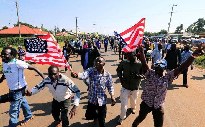 <p>Varios de los residentes agitan banderas estadounidenses durante la visita de Obama.<br>Foto: REUTERS </p>