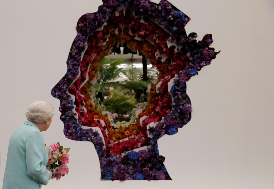 queen elizabeth ii  chelsea flower show