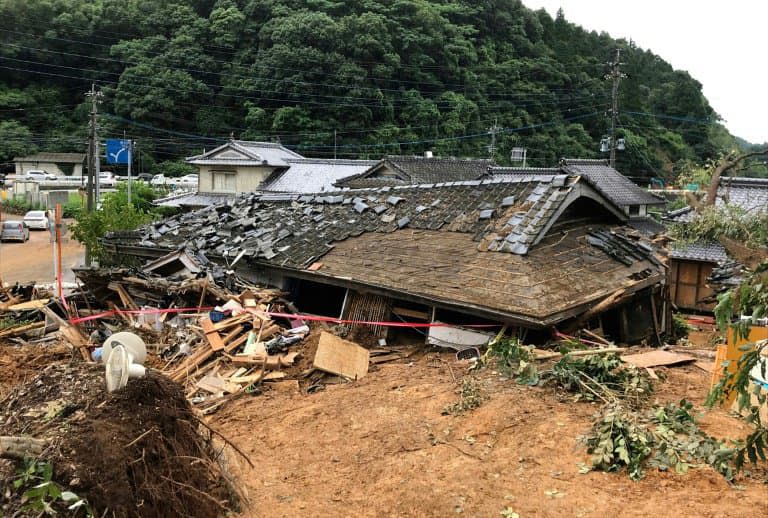 Vue générale d'une maison effondrée après un glissement de terrain provoqué par des pluies torrentielles à Ashikita, dans la préfecture de Kumamoto le 5 juillet 2020
 - STR © 2019 AFP