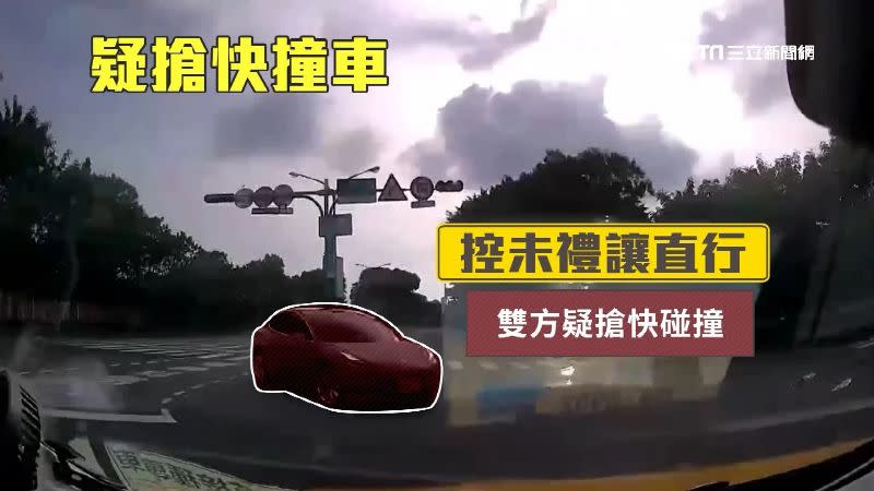 運將控訴電動車駕駛沒有禮讓直行車。