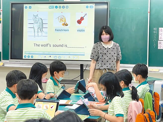 新竹市政府推動「新竹好學─數位學習」政策，近日首次作藝術領域雙語數位「公開觀議課」，讓全市教師跨校觀摩。（陳育賢攝）