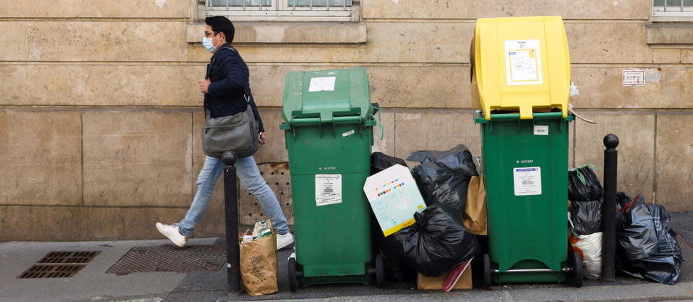 Mises à disposition par la Ville de Paris, les poubelles jaunes et vertes sont censées permettre de faciliter le tri sélectif.
