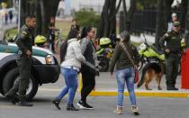 Familiares de las víctimas de un atentado llegan a la Academia de Policía General Francisco de Paula Santander, un día después de que un coche bomba explotara en el lugar, el viernes 18 de enero de 2019 en Bogotá. Colombia culpó a rebeldes del Ejército de Liberación Nacional (ELN) por el letal ataque que dejó más de 20 muertos y decenas de heridos. (AP Foto/John Wilson Vizcaíno)