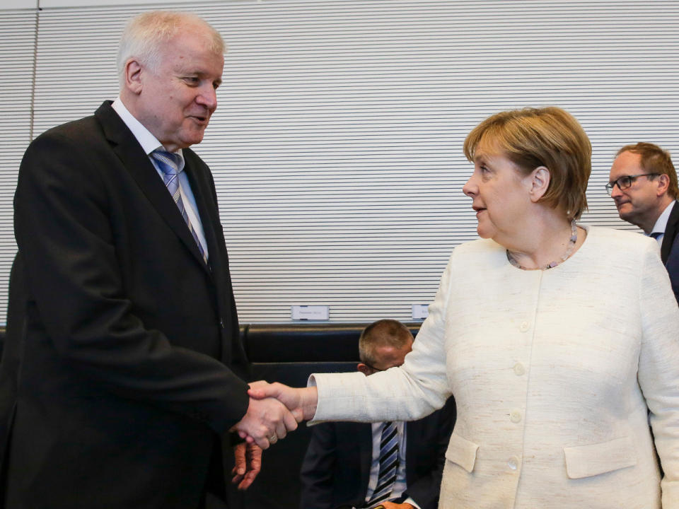 Können sich trotz Streit noch in die Augen schauen – Horst Seehofer und Angela Merkel. (Bild-Copyright: ASSOCIATED PRESS)
