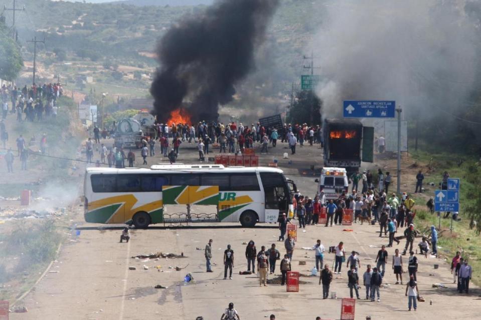 El gobernador de Oaxaca, Gabino Cué, informó en una rueda de prensa de que los enfrentamientos dejaron, por el momento, seis muertos y 53 civiles lesionados.