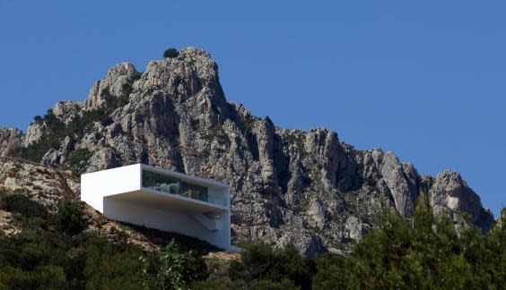 House on a cliff in Alicante (Diego Opazo)