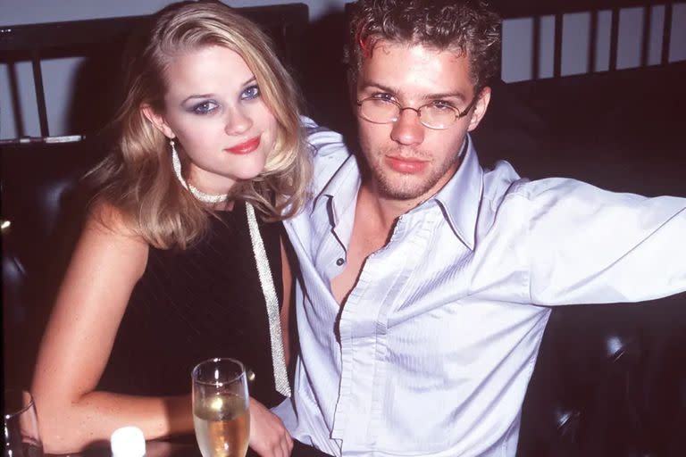 Reese conoció al actor Ryan Phillippe cuando tenía 21 años, y se casaron en junio de 1999