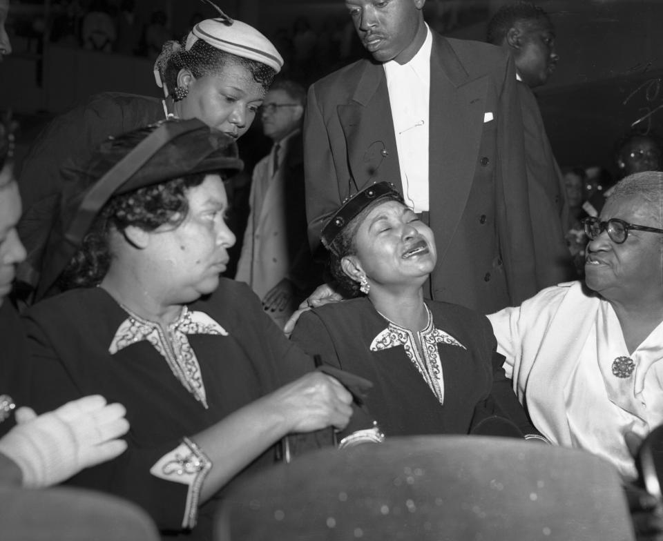 Mamie Bradley (center), Emmett Till's mother,&nbsp;at his funeral. She&nbsp;insisted on having an open casket funeral for him so the world could see what was done to him. (Photo: Bettmann / Getty Images)