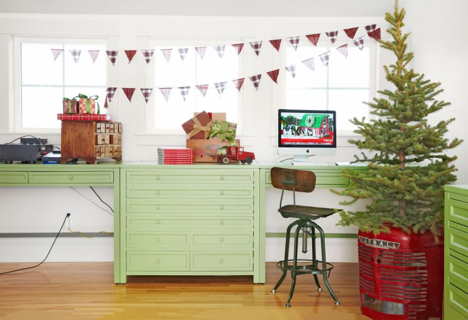 <p>A tractor grill takes the place of a tree skirt in <a href="https://www.countryliving.com/home-design/decorating-ideas/g1570/serena-thompson-christmas-decorating-ideas/" rel="nofollow noopener" target="_blank" data-ylk="slk:Serena Thompson's home;elm:context_link;itc:0;sec:content-canvas" class="link ">Serena Thompson's home</a>.</p><p><a class="link " href="https://www.amazon.com/Jolik-Merry-Christmas-Banner-Snowflake/dp/B07YCQ4JSQ/ref=sr_1_5?dchild=1&keywords=plaid+banner&qid=1603207793&s=home-garden&sr=1-5&tag=syn-yahoo-20&ascsubtag=%5Bartid%7C10050.g.1251%5Bsrc%7Cyahoo-us" rel="nofollow noopener" target="_blank" data-ylk="slk:SHOP PLAID BANNER;elm:context_link;itc:0;sec:content-canvas">SHOP PLAID BANNER</a></p>