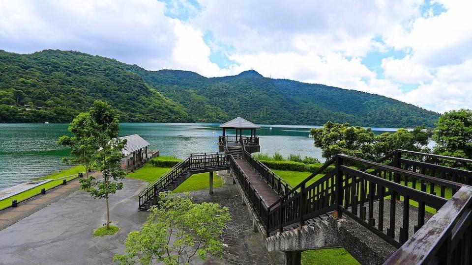 花蓮鯉魚潭(Photo via Wikimedia, by Mk2010, License: CC BY-SA 4.0，圖片來源：https://zh.wikipedia.org/zh-tw/File:Liyu_Lake,_viewing_platform,_Hualien_County_(Taiwan).jpg)