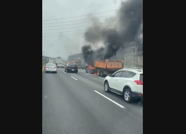 快新聞／砂石車國1突起火 火勢猛烈黑煙竄天嚇壞用路人