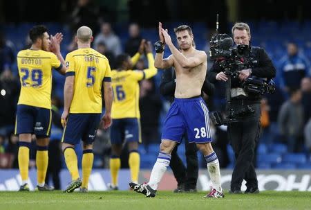 Football Soccer - Chelsea v Scunthorpe United - FA Cup Third Round - Stamford Bridge - 10/1/16 Chelsea's Cesar Azpilicueta applauds the fans after the game Reuters / Stefan Wermuth Livepic