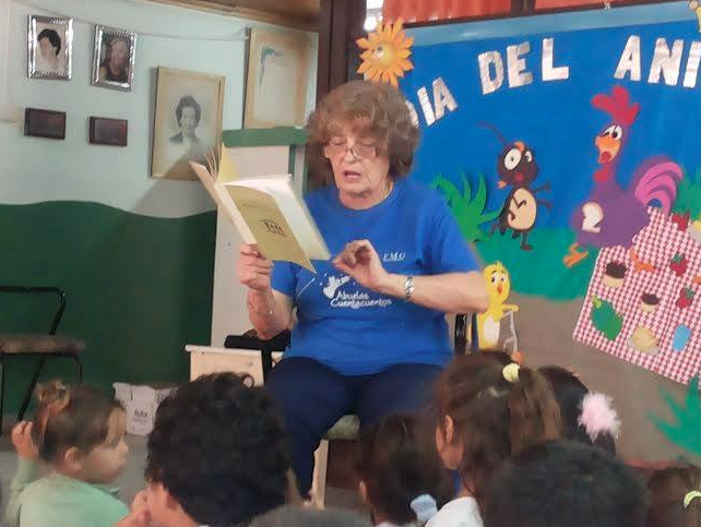 <p>El Libro Árbol también ha sido material de apoyo para algunos docentes, que pueden compartir la lectura con sus alumnos y después plantarlo juntos. </p>