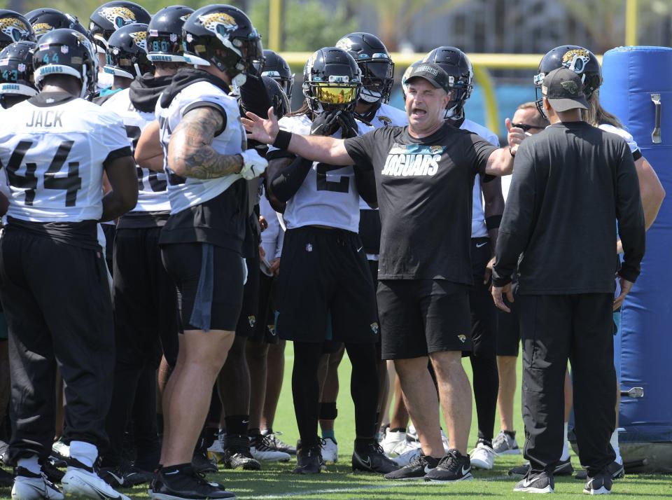 Jaguars defensive coordinator Joe Cullen (center) directs drills during minicamp on June 15, 2021.