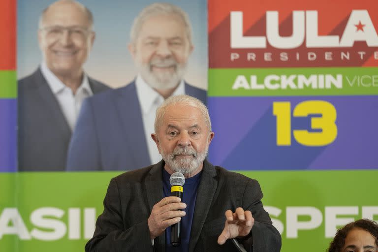 El expresidente brasileño Luiz Inacio Lula da Silva, quien busca ocupar nuevamente el cargo, da una declaración a la prensa, el lunes 3 de octubre de 2022, en San Pablo. (AP Foto/André Penner)