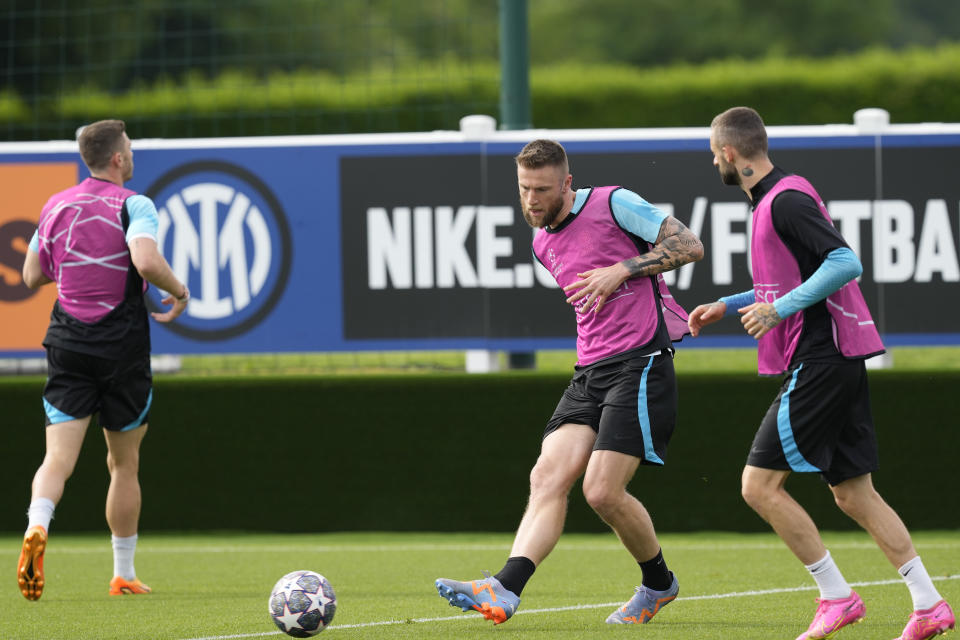 Milan Skriniar del Inter de Milan entrena con sus compañeros en una sesión abierta a la prensa el lunes 5 de junio del 2023 antes de la final de la Liga de Campeones el sábado ante el Manchester City. (AP Foto/Antonio Calanni)