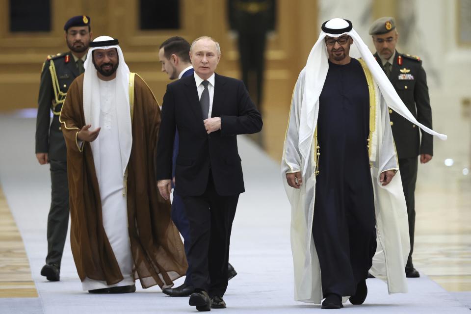 Emirati President Sheikh Mohammed bin Zayed Al Nahyan, foreground right, and Russian President Vladimir Putin, foreground left, attend an official welcome ceremony at Qasr Al Watan, Abu Dhabi, United Arab Emirates, Wednesday, Dec. 6, 2023. (Sergei Savostyanov, Sputnik, Kremlin Pool Photo via AP)