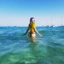 <p>El mismo día de su llegada, la modelo subió esta imagen en la que aparece entrando en el mar de la playa de Ses Salines con un bikini negro y una camiseta de la selección brasileña. (Foto: Instagram / <a rel="nofollow noopener" href="http://www.instagram.com/alessandraambrosio/" target="_blank" data-ylk="slk:@alessandraambrosio;elm:context_link;itc:0;sec:content-canvas" class="link ">@alessandraambrosio</a>). </p>